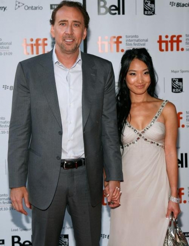 Николас Кейдж и Элис Ким. После двух неудачных браков с известными актрисами в 2004 году актер женился на 20-летней официантке из суши-ресторана.