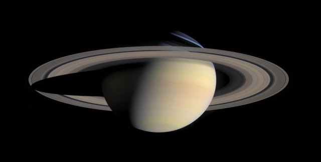Планета Сатурн. Этот снимок Сатурна - самый лучший на сегодняшний день. Облетая вокруг Сатурна в начале 2004 года, "Кассини" сделал серию снимков, которые впоследствии были скомпонованы в самый большой, самый детальный снимок Сатурна, который когда-либо был получен.