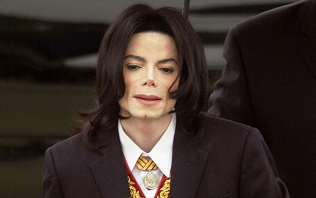 В 2004 году Майклу сделали очередную операцию, в результате которой певцу удалось смастерить нос из хряща собственного уха. После смерти у певца врачи обнаружили следы более 50 операций.