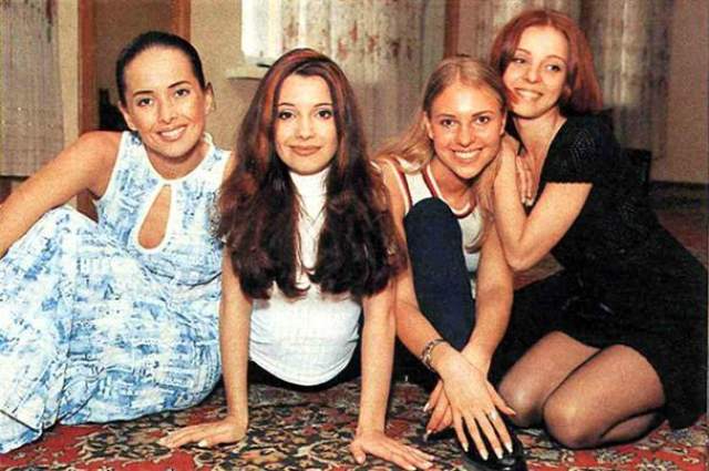 "Блестящие" были одной из самых популярных "девачковых" групп 90-х. Ее первым составом были Ольга Орлова, Полина Иодис, Ирина Лукьянова и Жанна Фриске, причем пела в основном Орлова, а остальные танцевали и исполняли партии бэк-вокала.