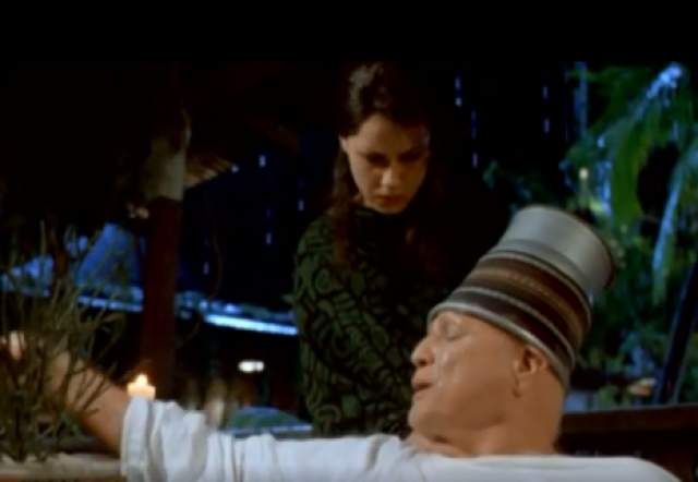 Марлон Брандо. Оказывается, в триллере "Остров доктора Моро" (1996) безумный ученый носит на голове ведро вовсе не по задумке гениальных сценаристов или режиссера.