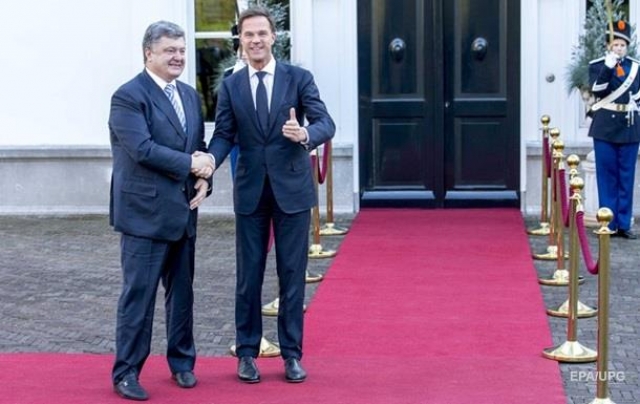 А вот президент Украины Петр Порошенко во время рабочего визита в Королевство Нидерланды "порадовал" журналистов и пользователей Сети изрядно помятыми брюками.