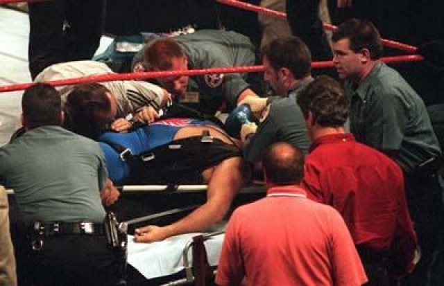 Харт погиб 23 мая 1999 года во время шоу "Over the Edge", когда должен был спустится на ринг в образе Blue Blazerа на тросе. К несчастью, трос оборвался.