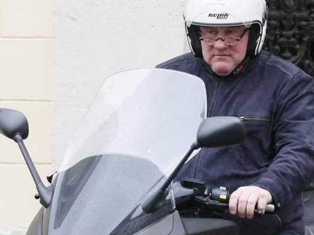 Жерар Депардье. Актера задержали пьяным за рулем в ноябре 2012 года, когда он упал со скутера.