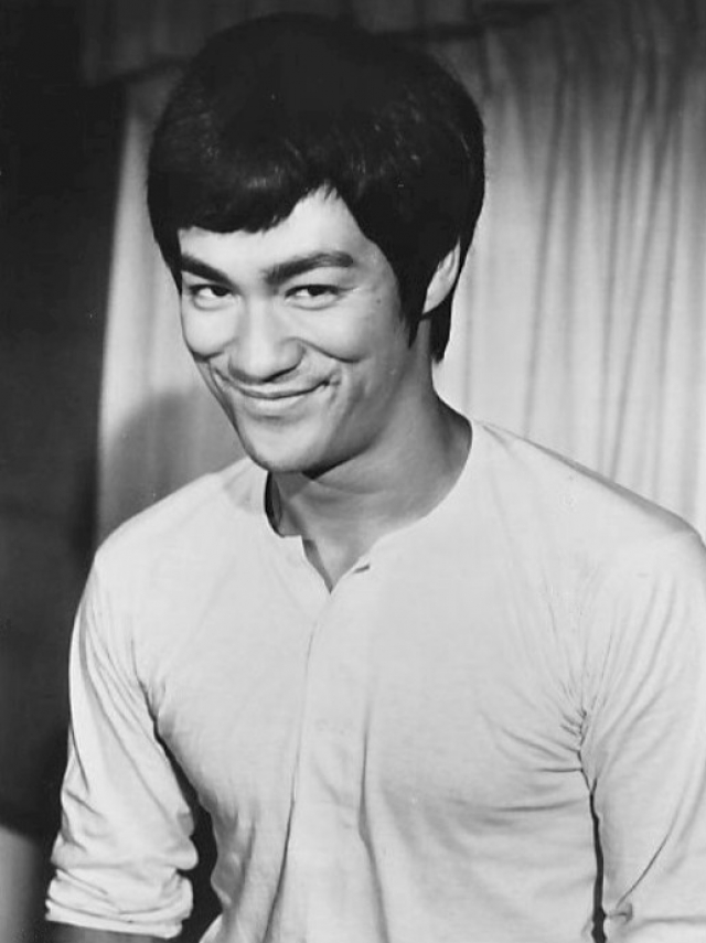 Брюс Ли. 20 июля 1973 актер работал в Гонконге над фильмом "Игра смерти", когда внезапно упал в павильоне киностудии Голден Харвест.