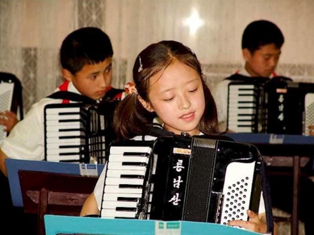 В 90-х все учителя должны были уметь играть на аккордеоне. Не сдавшие соответствующий экзамен не получали преподавательский сертификат.