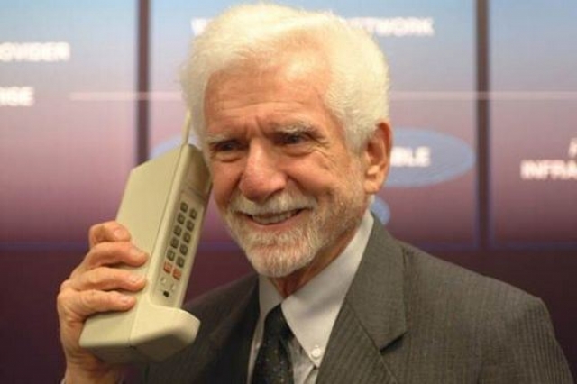 Мобильник. Первые мобильный телефон был представлен в 1973  году изобретателем Мартином Купером.