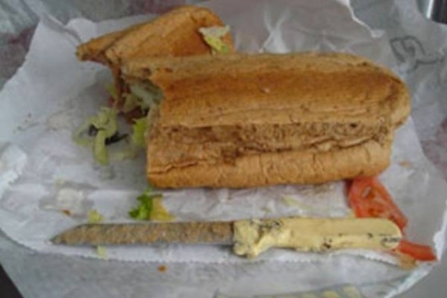 Посетитель подал в суд на ресторан Subway после того, как обнаружил неожиданный ингредиент внутри сэндвича.