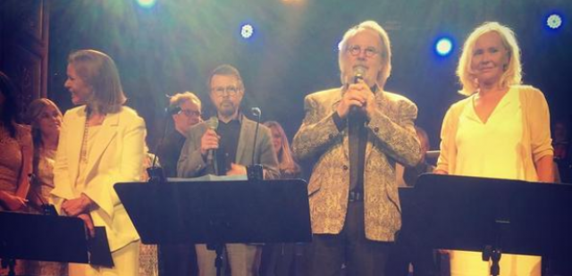 К концу песни Бьорн и Бенни присоединились к своим экс-супругам на сцене, тем самым ознаменовав первое "выступление" группы в полном составе за 30 лет.