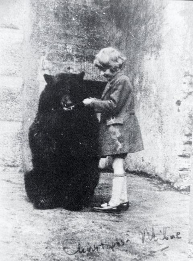 Имя медвежонку дали точно также, как и в книге - Пух - от белого лебедя, а Винни - от клички Виннипег, как звали медведицу, жившую в лондонском зоопарке с 1915 по 1934 годы.