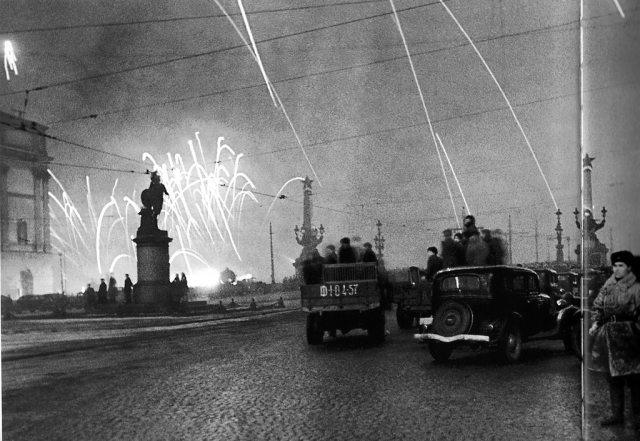 Ленинградцы на Суворовской площади смотрят салют в ознаменование снятия блокады. 27.01.1944 года.