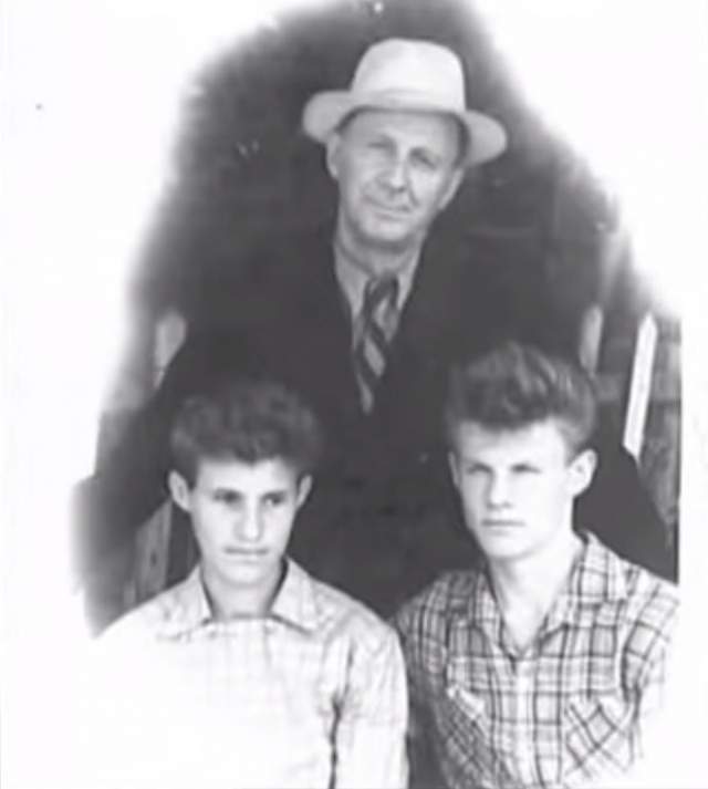 Юрий и Виталий Соломины с отцом.