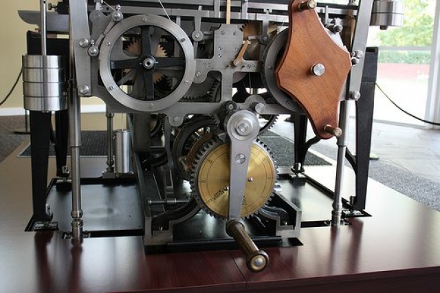 Принтер. Самый первый "принтер" был создан в 1834 году в Англии, его создателем был математик Чарльз Бэббидж. Он представлял собой громоздкую модель механического компьютера, который имел функцию автоматической печати и имел название "разностная машина".