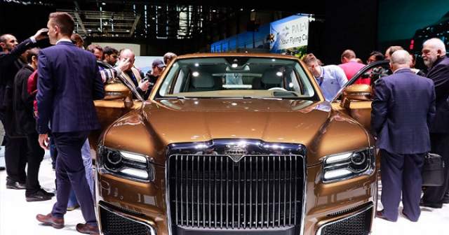 Надежда Кадышева. Золотой Maybach в марте 2019 года артистка получила в подарок от своего супруга. Стоимость презента составляет около 15 млн рублей.