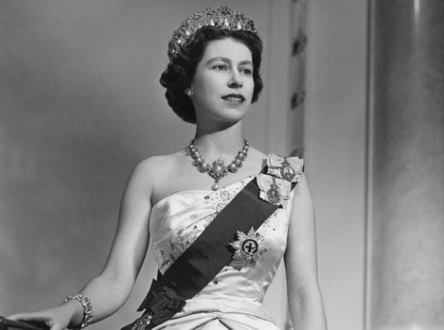 Елизавета II. Задолго до того, как она села на трон, будущая королева встретила Филиппа, который был в то время князем Греции и Дании. В 1947 году принц Филипп стал мужем королевы и вошел историю Британии как супруг, с которым она прожила большую часть своей жизни.