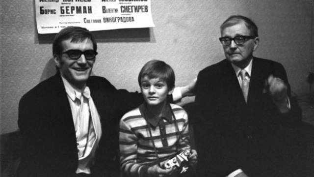 В 1981 году Шостакович не вернулся из гастролей по ФРГ и стал жить в США вместе с внуком Дмитрием. 