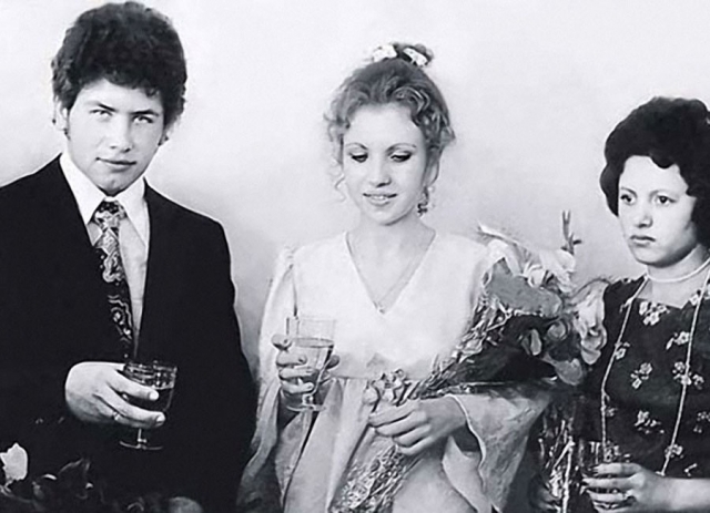 Николай Расторгуев и Валентина Титова. Первый раз певец женился в 19 лет, в 1976 году.