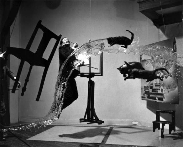 В 1948 году на развороте журнала Life был опубликован вариант фото без ретуши. На нем хорошо видна леска, на которой подвешены к потолку мольберт, две картины и табуретка. Видны также руки помощника, удерживающего на весу стул.