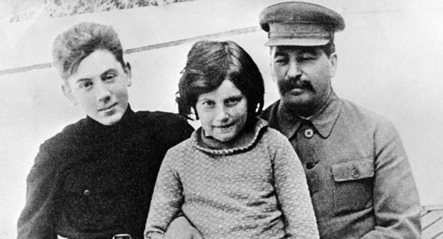 Светлана Аллилуева, 1926-2011. Дочь Иосифа Сталина, ставшая Ланой Питерс после бегства в США в 1967 году. Мать, согласно официально версии, в 1932-м покончила с собой.