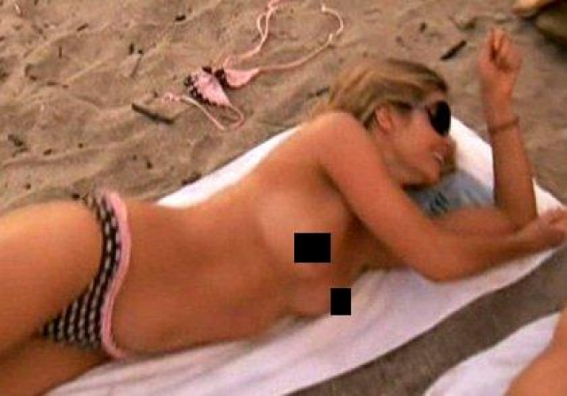 Папарацци застукали экс-супругу Чарли Шина, актрису и модель Дениз Ричардс , на пляже, загорающей без лифчика.
