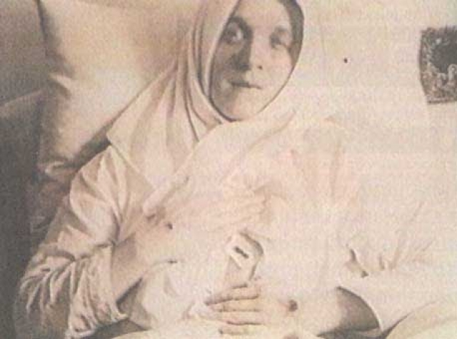 Тереза Ньюманн, жительница Баварии, в 1925 году чудом исцелилась от слепоты и паралича и была причислена к лику блаженных. Вскоре после этого начались загадочные кровотечения.