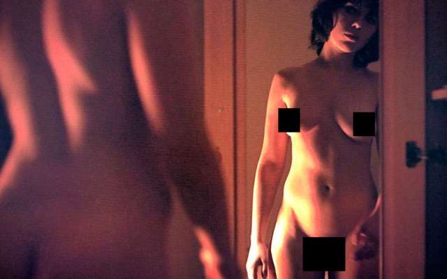 Скарлетт Йоханссон. Актриса неоднократно отказывалась сняться в рекламе нижнего белья или в кинокартинах, содержащих сцены секса, однако, снялась нагишом в фильме "Побудь в моей шкуре".