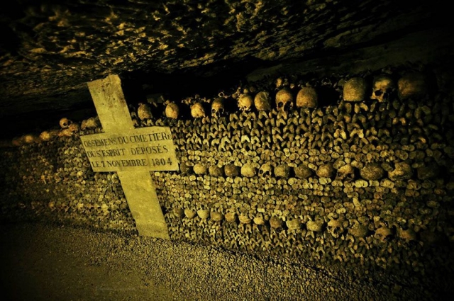 После того, как городские кладбища оказались переполнены, останки парижан свозили в катакомбы, которые также называются "Муниципальной оссуарией".