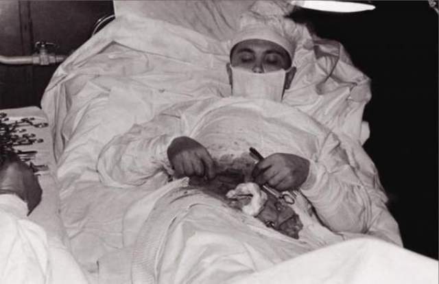 Леонид Рогозов. Операция по удалению аппендикса.  Выполнять операцию ночью 30 апреля 1961 года хирургу помогали инженер-механик и метеоролог: они подавали инструменты и держали у живота небольшое круглое зеркало. 