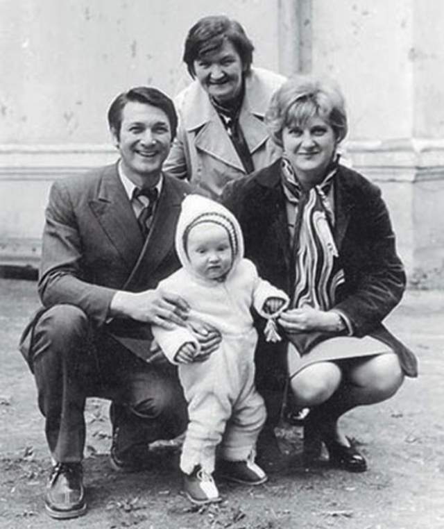 В первом браке с Валентиной у советской звезды был сын Борис, который захлебнулся в луже летом 1975 года. 