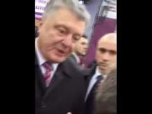 В Сеть попало видео, как озверевший Порошенко хлопает по лицу девушке