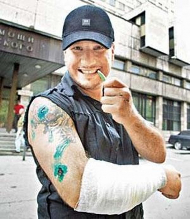 Дрессировщика Артура Багдасарова в июле 2006 года порвал его же питомец-тигр, после чегое му пришлось провести две недели в Институте Склифосовского.