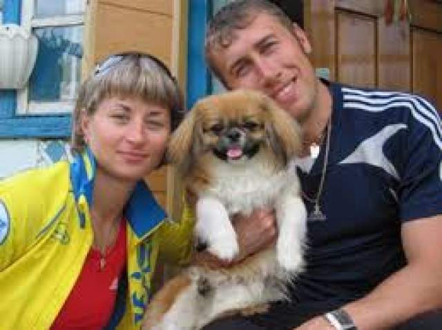 Валентина также замужем, ее возлюбленный Алексей Прохор - лыжник.