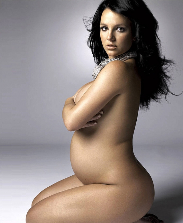 Бритни позировала для "беременной" обложки в ожидании второго сына, что также не осталось незамеченным.