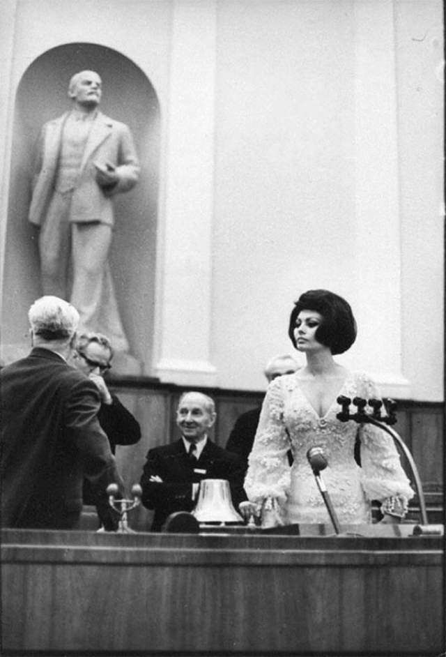 Итальянская актриса Софи Лорен в зале заседания Кремлевского дворца съездов, 1965 год.