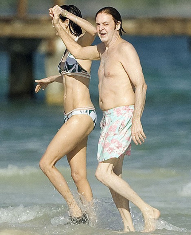 Нэнси Шевелл. Сэр Пол Маккартни гордо ведет по пляжу свою супругу Нэнси Шевелл.