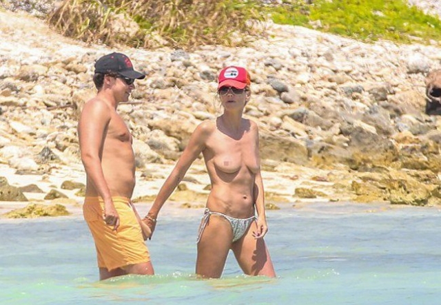 Немецкая супермодель Хайди Клум расслаблялась на пляже с любовником, не подозревая, что папарацци готов сделать ее снимок топлес.