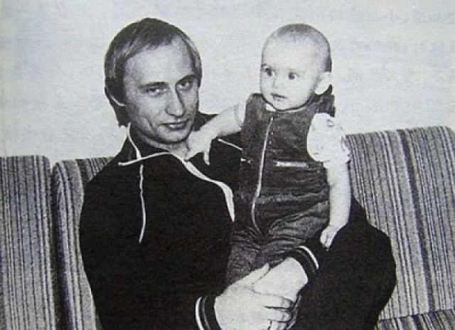 А это молодой сотрудник КГБ с дочкой.