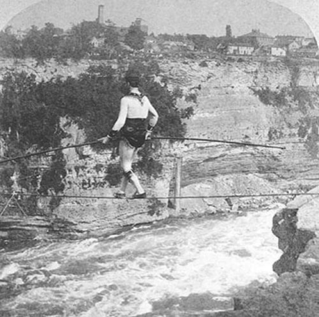 4 года он года пытался придумать нечто менее сложное, но столь же рискованное. В 1864 году Фарини вошел на ходулях на пороги над Американским водопадом. Когда он был уже в 60 метрах от края водопада, одна ходуля застряла в камнях на дне. Все попытки выбраться из плена были безуспешны.