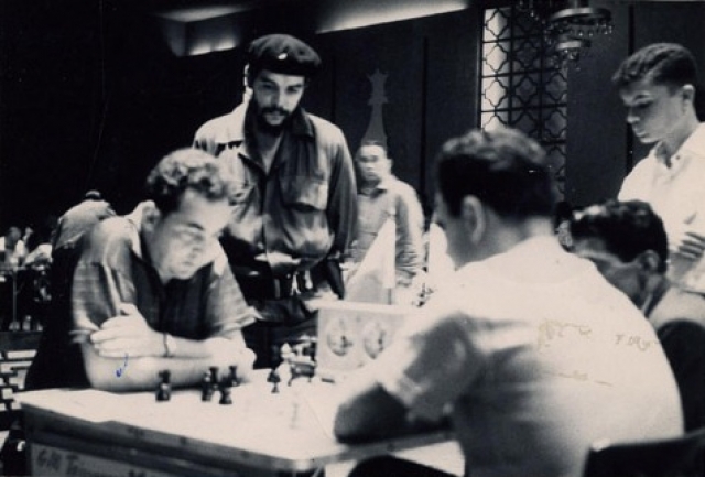 Кстати, Кубой будущий революционер заинтересовался в возрасте 11 лет, когда в Буэнос-Айрес приехал кубинский шахматист Капабланка. Эрнесто был очень увлечен шахматами.