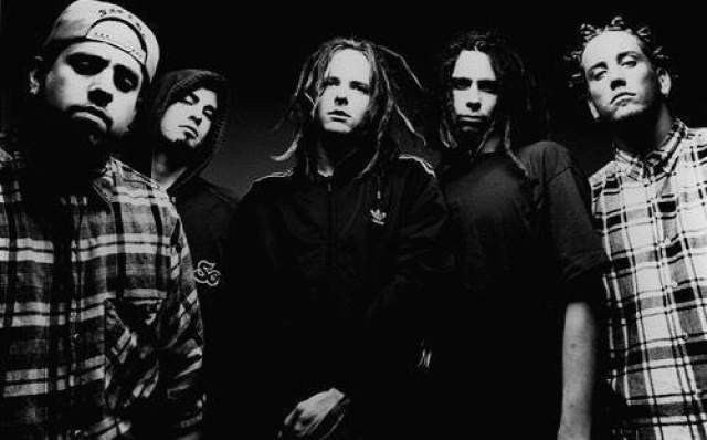 Korn. Сочетание гитарных риффов, электронной музыки, вокальных речитативов и вычурных звуковых эффектов сделал группу одной из самых известных коллективов своего времени.