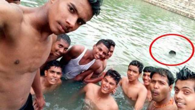 24 сентября 2017 года. В Индии студент колледжа утонул в пруду, пока его друзья делали селфи. Вишвас вместе с друзьями пошел на пикник на окраину города Канакапура, где они решили немного поплавать в пруду, в котором, кстати, запрещено купаться.