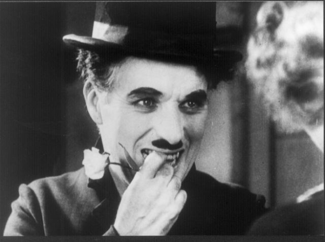 Чаплин однажды инкогнито принимал участие в конкурсе двойников себя самого (образ Бродяги). По одной версии он занял в конкурсе второе место, по другой версии — третье.