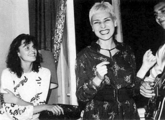 Жанна Агузарова на тусовке конца 80-х. Слева от нее сидит Маша Калинина, первая советская королева красоты.