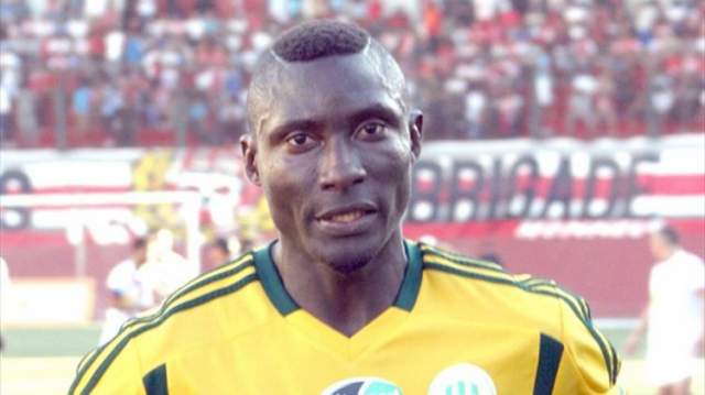 Альбер Эбоссе Камерунский футболист, выступавший за алжирский клуб "Кабилия" на позиции нападающего, был признан лучшим бомбардиром, сумев забить 17 голов в трех девятках матчей. Альбер был убит одним из фанатов прямо на стадионе в городе Тизи-Узу, на одном из матчей чемпионата Алжира. 