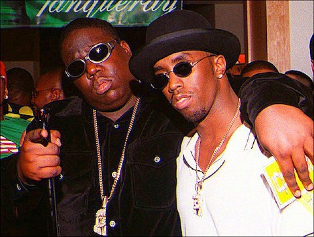 Notorious B.I.G вместе со своим близким другом P.Diddy после церемонии вручения премии "Train Müzik" направился на Автомобильную Ярмарку Петерсен, на выходе из здания которой его расстреляли из проезжающего авто.