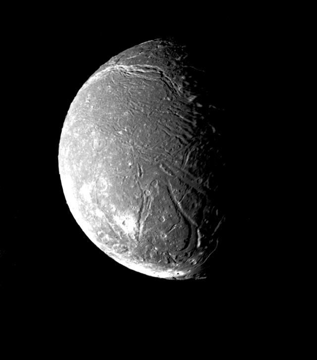 Еще один спутник Урана Ариель.