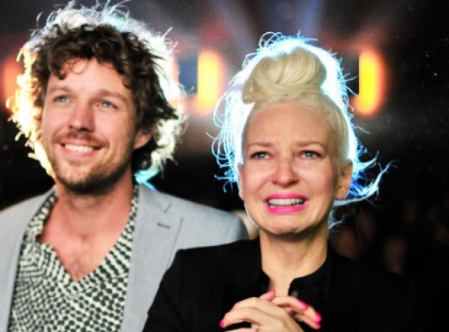 Австралийская певица Sia заявила, что разводится с мужем Эриком Андерсем Лэнгом после двух лет не очень счастливого брака.