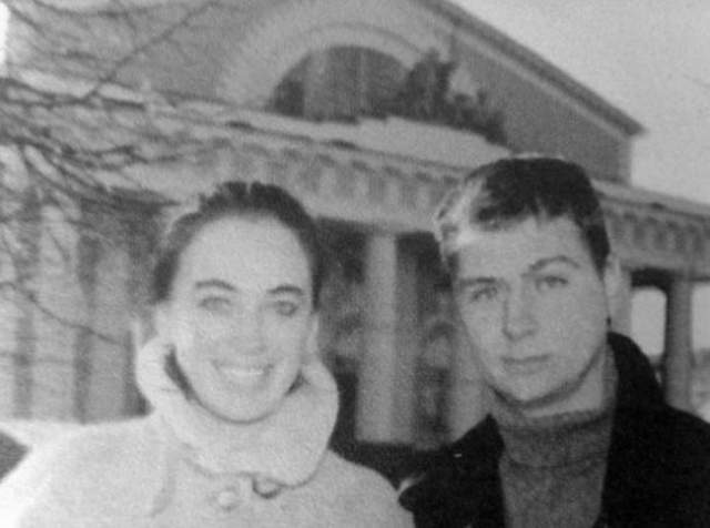 Несмотря на это, 25-летняя Гузеева вышла замуж и уже в браке узнала о еще одном "скелете в шкафу": Древнов был наркоманом. Больше восьми лет актриса пыталась побороть зависимость мужа, но мужчина погиб от передозировки. 