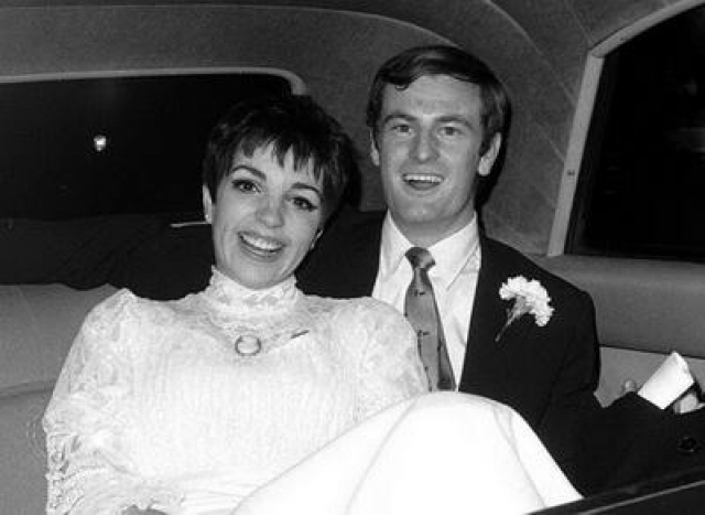 Лайза Миннелли (4 брака). Ее первым мужем стал автор песен Питер Аллен . Они поженились 3 марта 1967 года. Слава жены тяготила Питера. В апреле 1970 года они объявили о том, что расходятся.