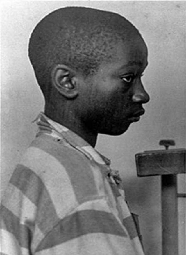Джордж Стинни. В 1944 году 14-летний афроамериканец из Южной Каролины за убийство двух белых девочек, которые были избиты железными костылями. За день до этого свидетели видели, как Стинни в компании убитых рвал цветы.